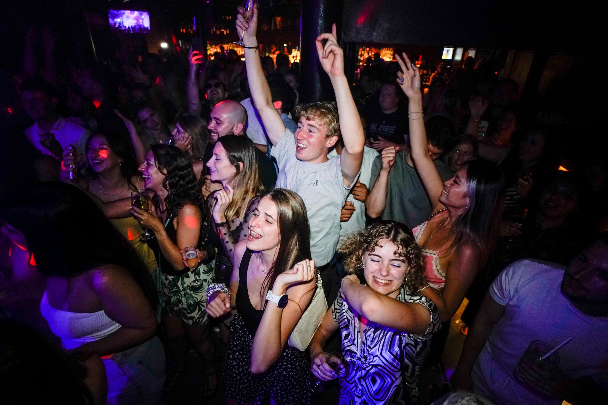 In Herford ist Corona in einer Disco in NRW ausgebrochen. Das Foto zeigt Disco-Besucher in London 2021.