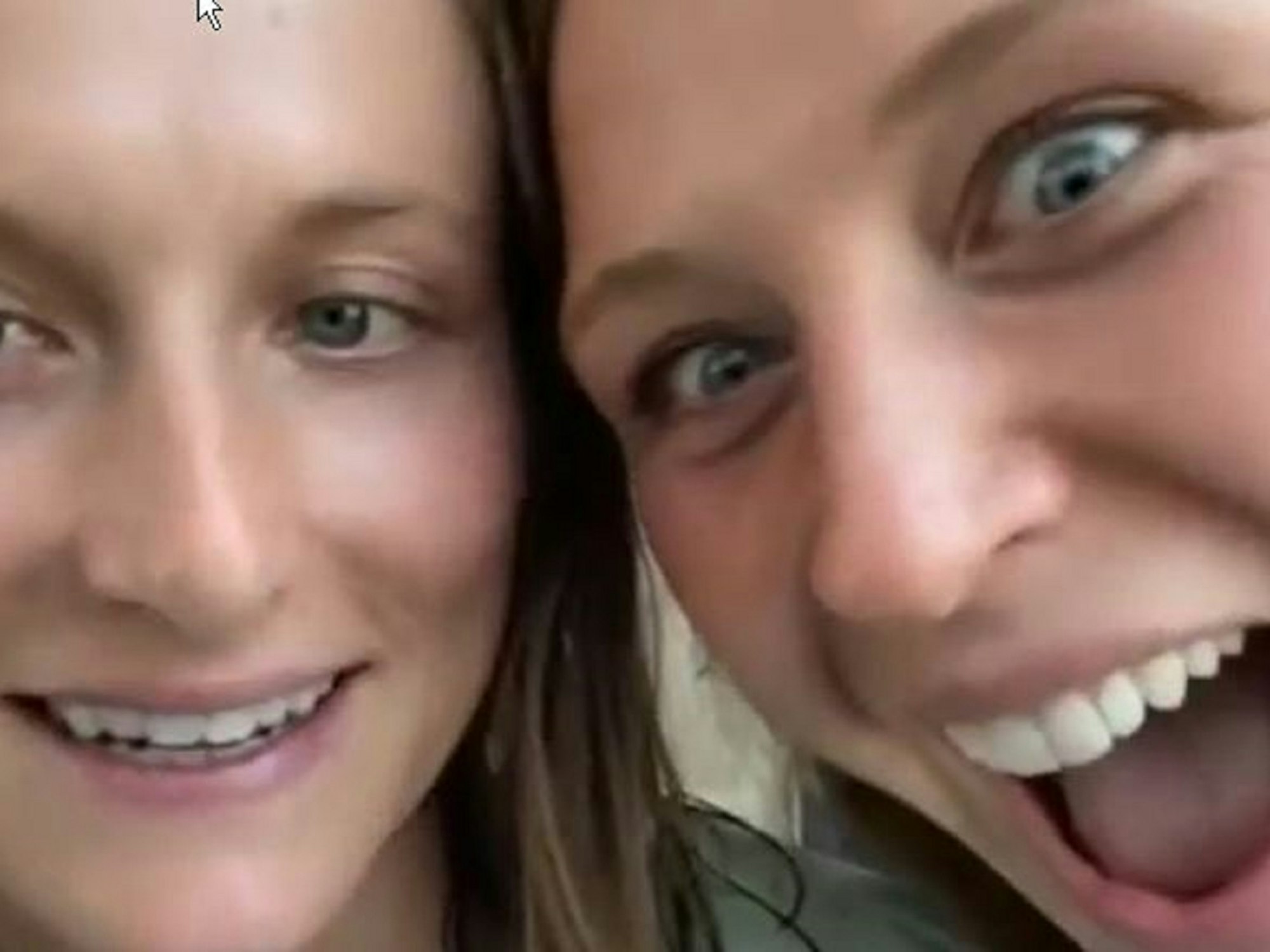 Die deutschen Hockey-Nationalspielerinnen Cécile Pieper (l.) und Nike Lorenz lachen in die Kamera.