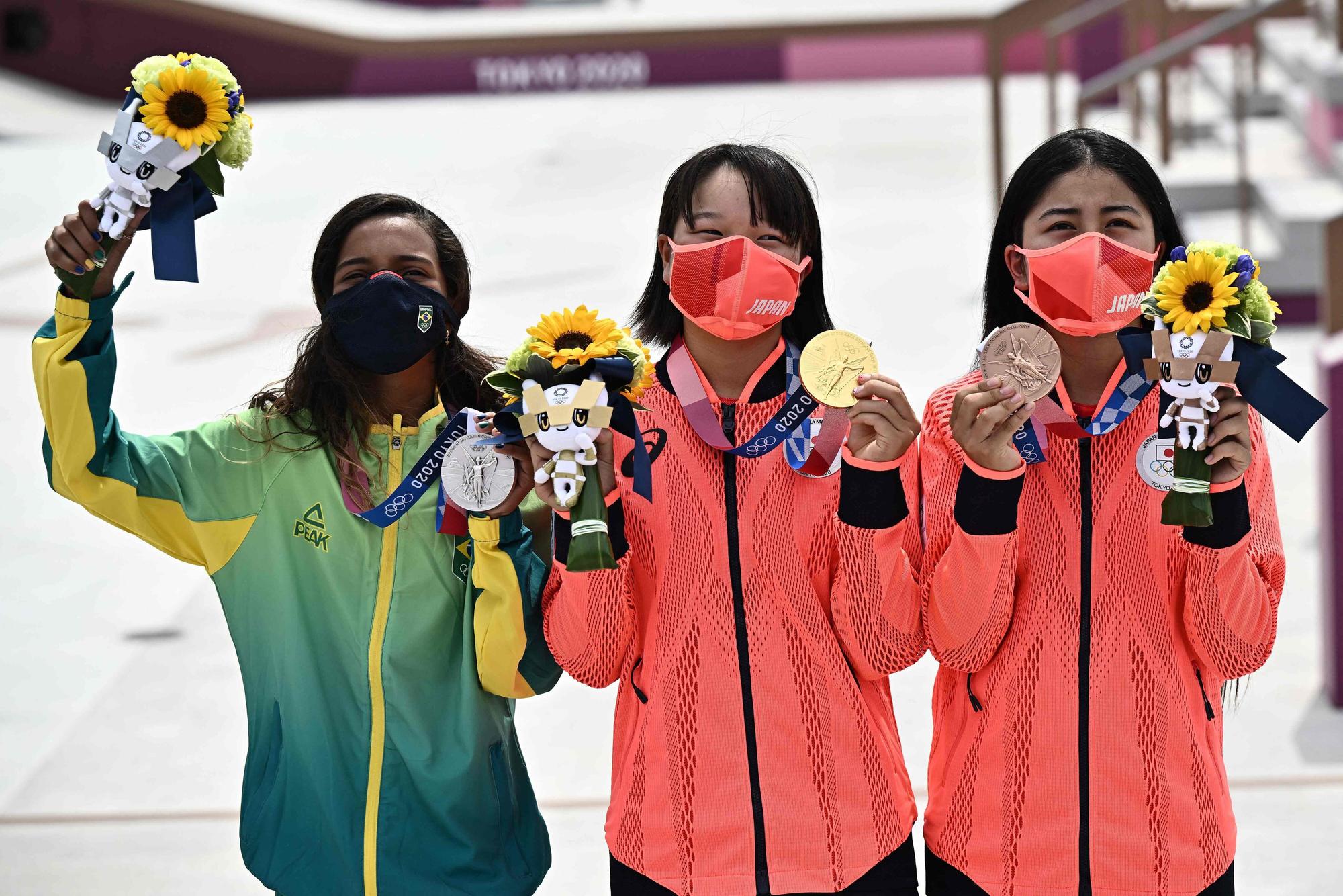 Rayssa Leal, Momiji Nishiya und Funa Nakayama auf dem Podium mit ihren Medaillen in der Hand.