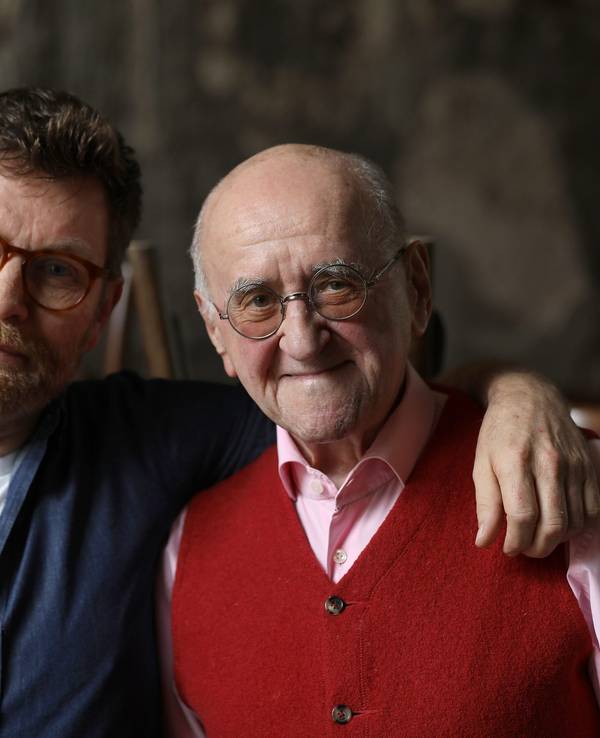 Alfred Biolek und sein Adoptivsohn Scott Biolek-Ritchie stehen zusammen in einem Restaurant in Köln.