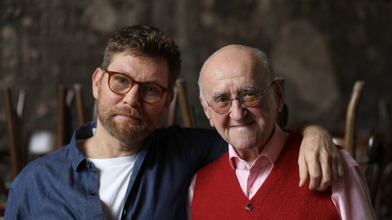 Alfred Biolek und sein Adoptivsohn Scott Biolek-Ritchie stehen zusammen in einem Restaurant in Köln.