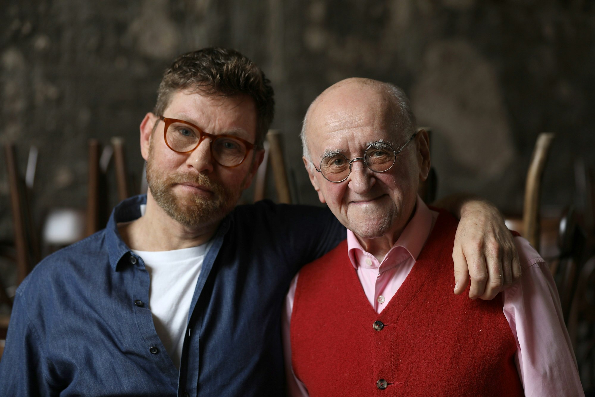 Alfred Biolek und sein Adoptivsohn Scott Biolek-Ritchie stehen zusammen in einem Restaurant in Köln.