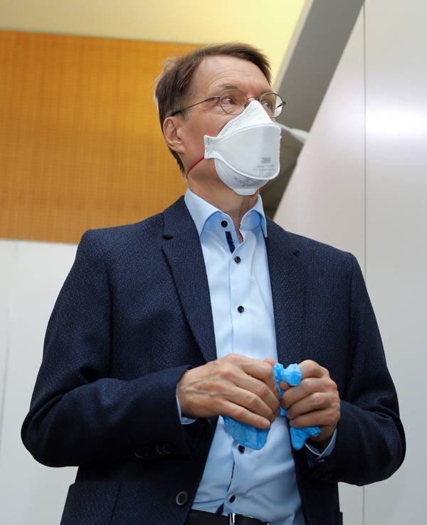 Karl Lauterbach im Studio Dumont Testzentrum
Breite Straße Köln Deutschland: Er schlägt Alarm wegen schrumpfender Hirnleistung nach Corona-Infektion.