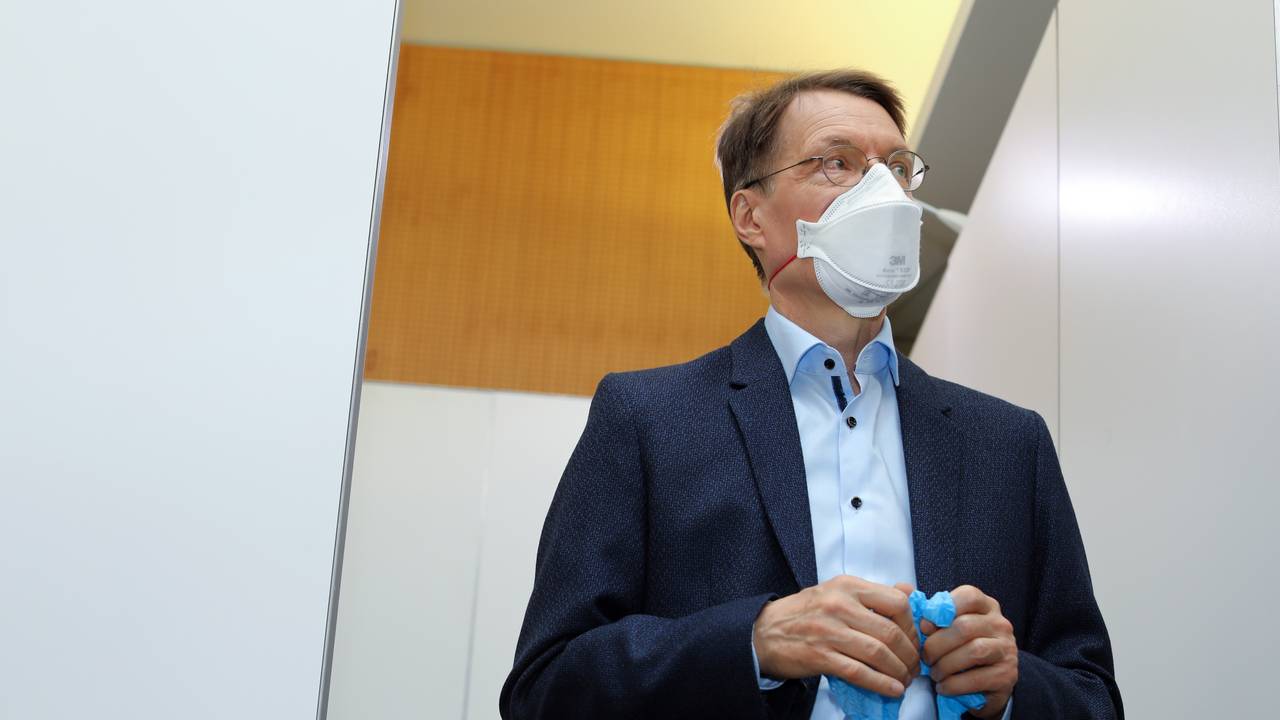 Karl Lauterbach im Studio Dumont Testzentrum
Breite Straße Köln Deutschland: Er schlägt Alarm wegen schrumpfender Hirnleistung nach Corona-Infektion.