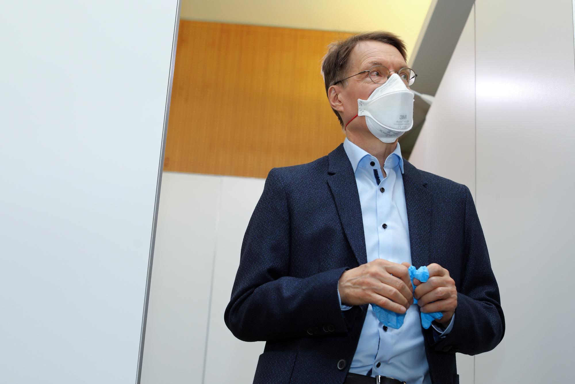 Karl Lauterbach im Studio Dumont Testzentrum
Breite Straße Köln Deutschland: Er schlägt Alarm wegen schrumpfender Hirnleistung nach Corona-Infektion.