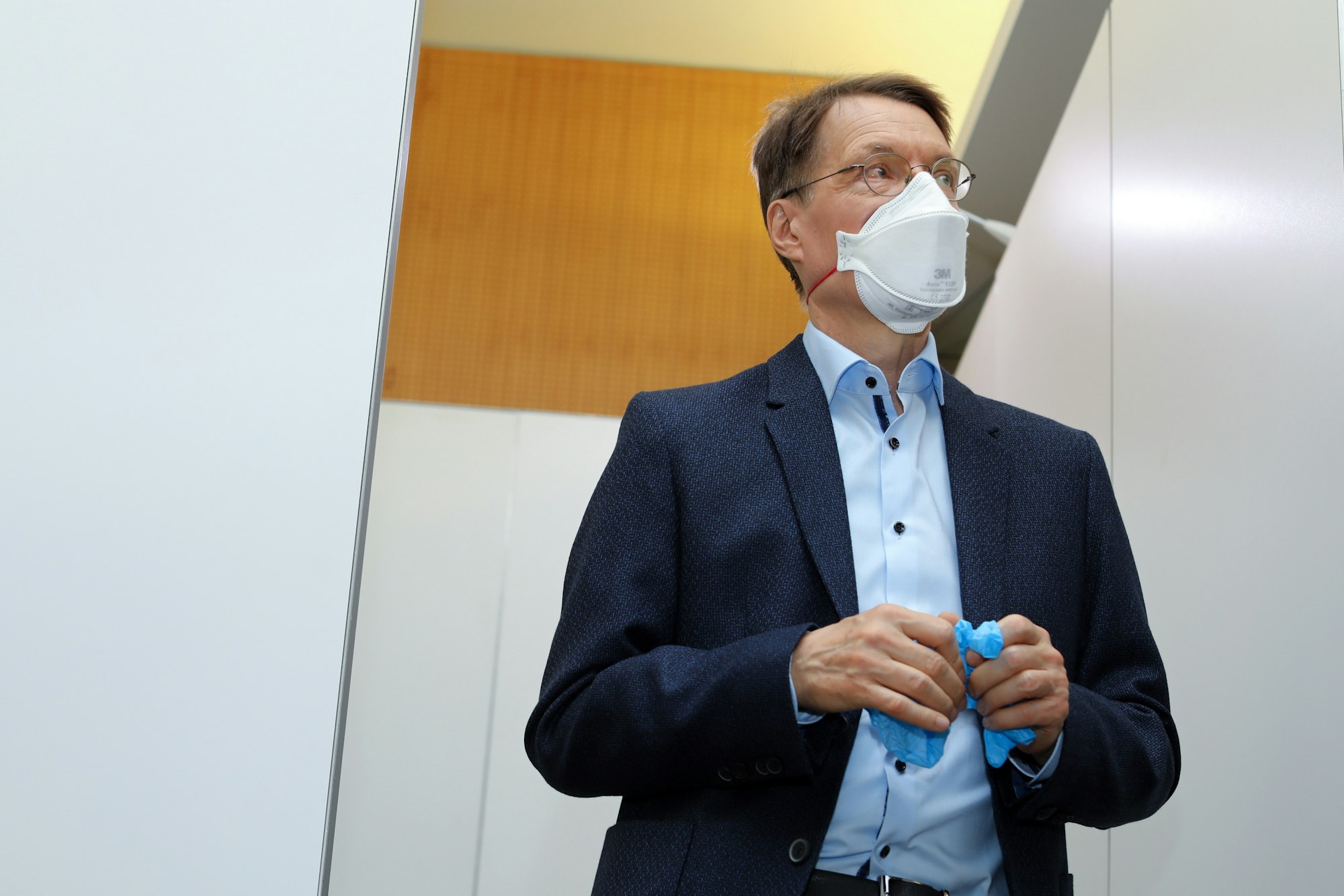 Karl Lauterbach im Studio Dumont Testzentrum
Breite Straße Köln Deutschland: Er schlägt Alarm wegen schrumpfender Hirnleistung nach Corona-Infektion.