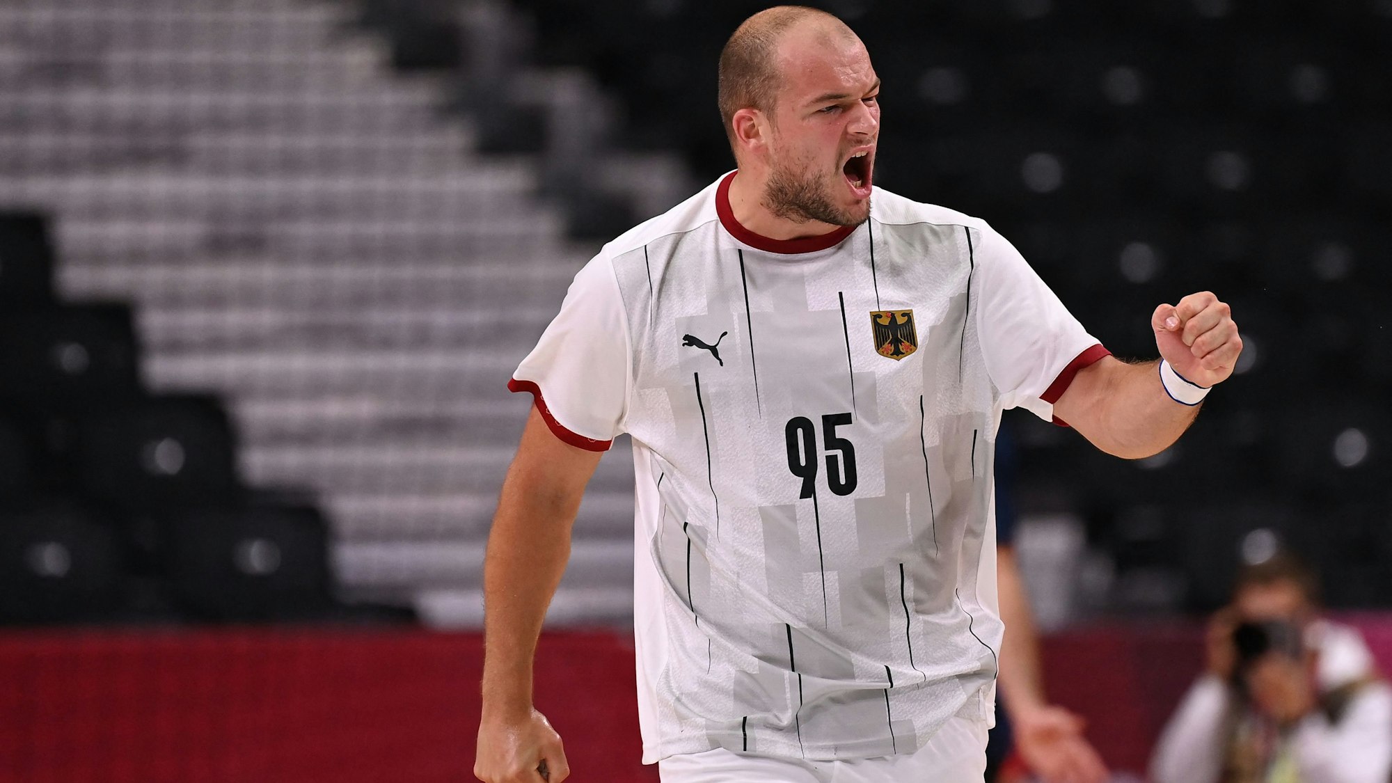 Paul Drux jubelt und ballt die linke Faust.