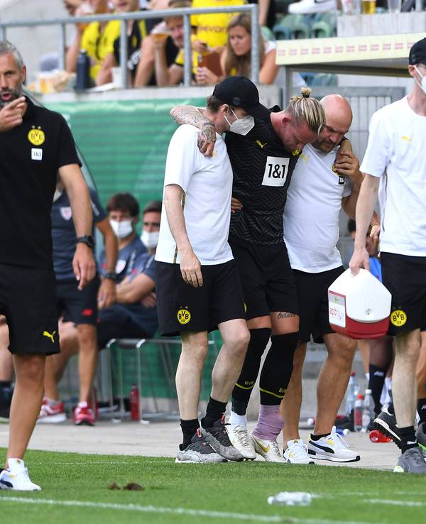 Dortmunds Cheftrainer Marco Rose (l.) muss länger auf Marius Wolf verzichten.