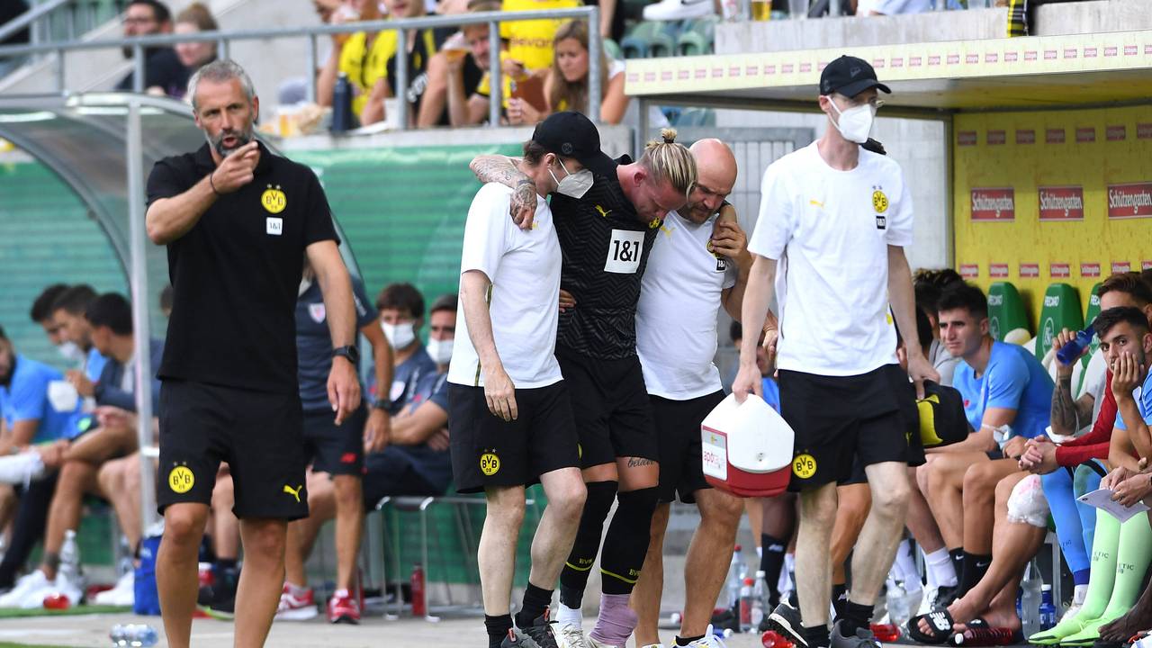 Dortmunds Cheftrainer Marco Rose (l.) muss länger auf Marius Wolf verzichten.