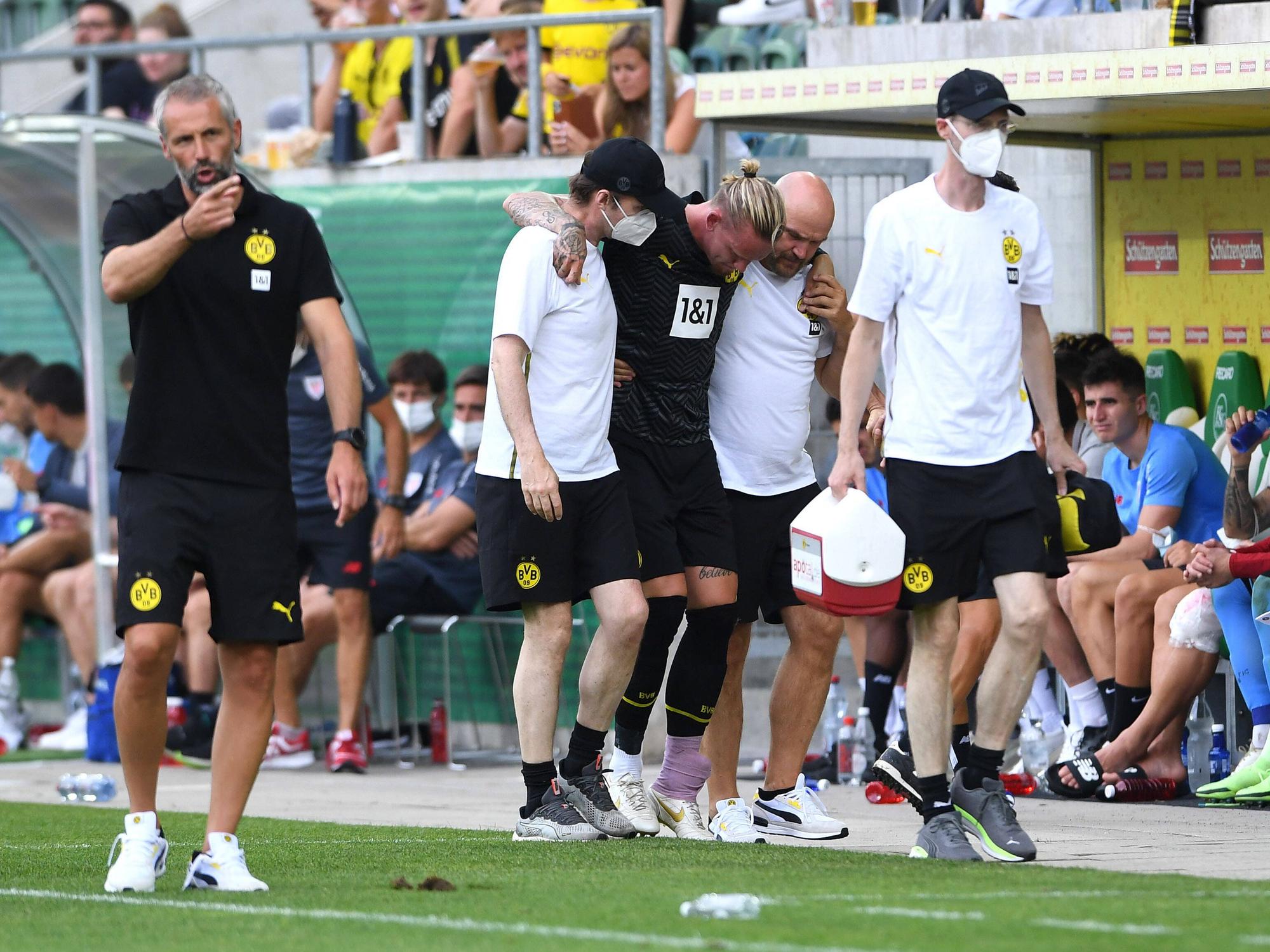 Dortmunds Cheftrainer Marco Rose (l.) muss länger auf Marius Wolf verzichten.