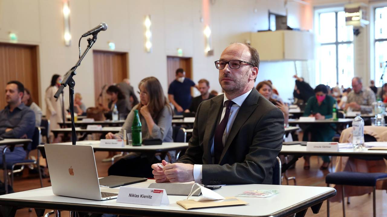 Niklas Kienitz sitzt bei der Ratssitzung im Kölner Gürzenich.