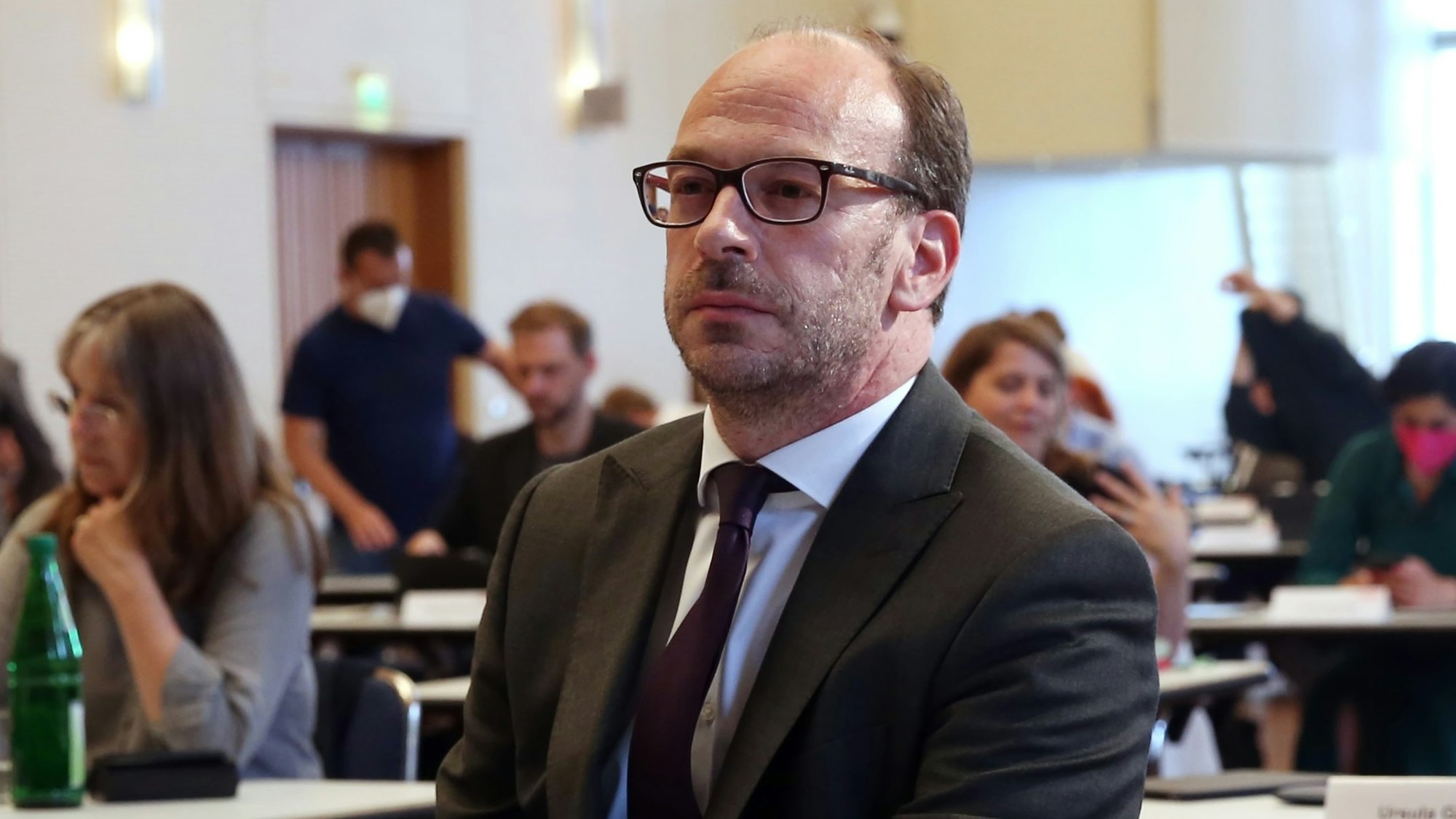 Niklas Kienitz sitzt bei der Ratssitzung im Kölner Gürzenich.