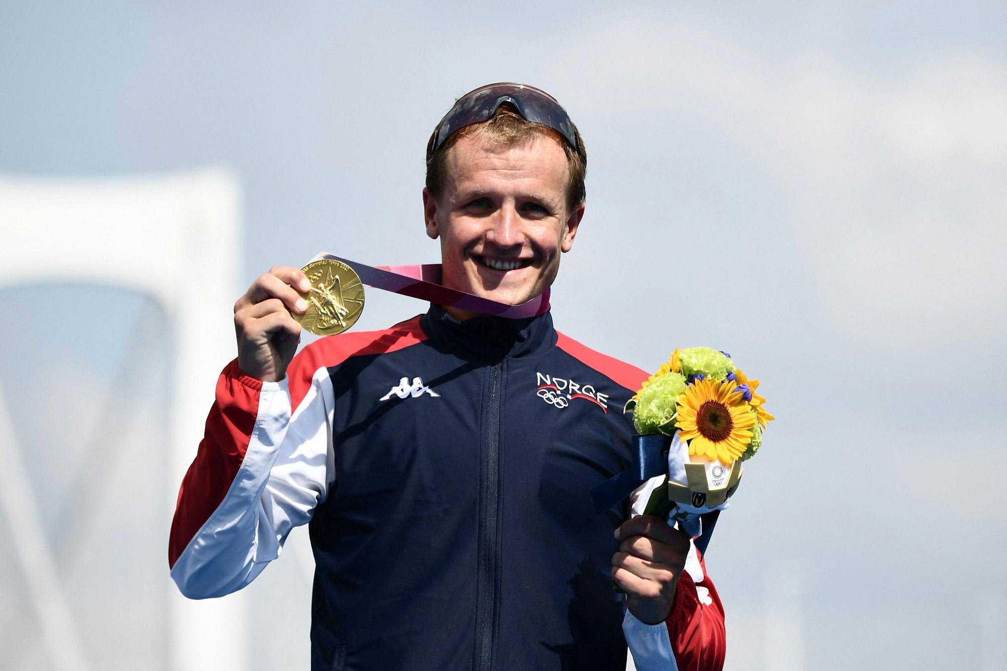 Olympiasieger Kristian Blummenfelt mit seiner Gold-Medaille.