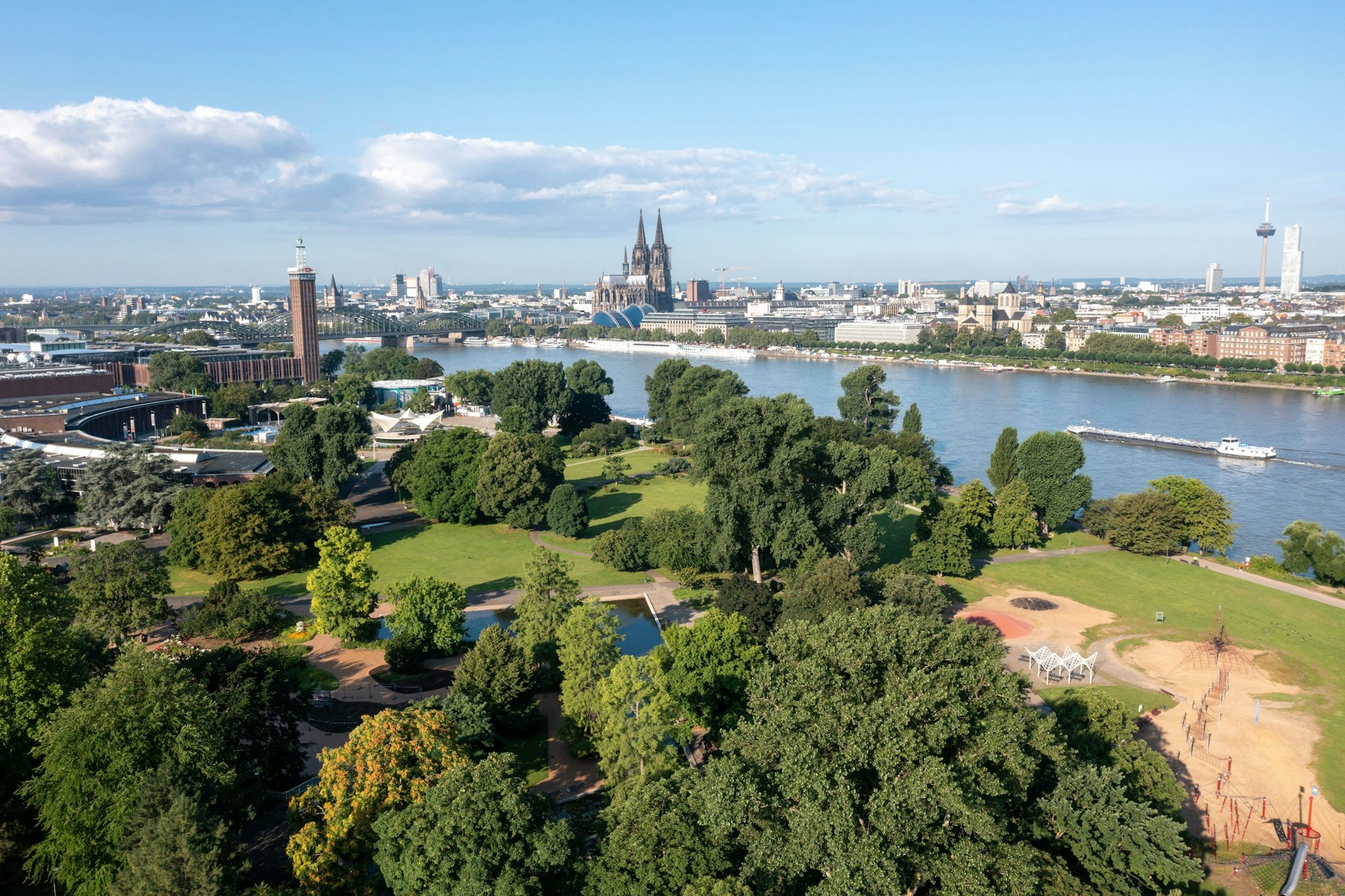 Der Kölner Rheinpark – aufgenommen aus der Luft. Hier wird am Wochenende kräftig gefeiert.