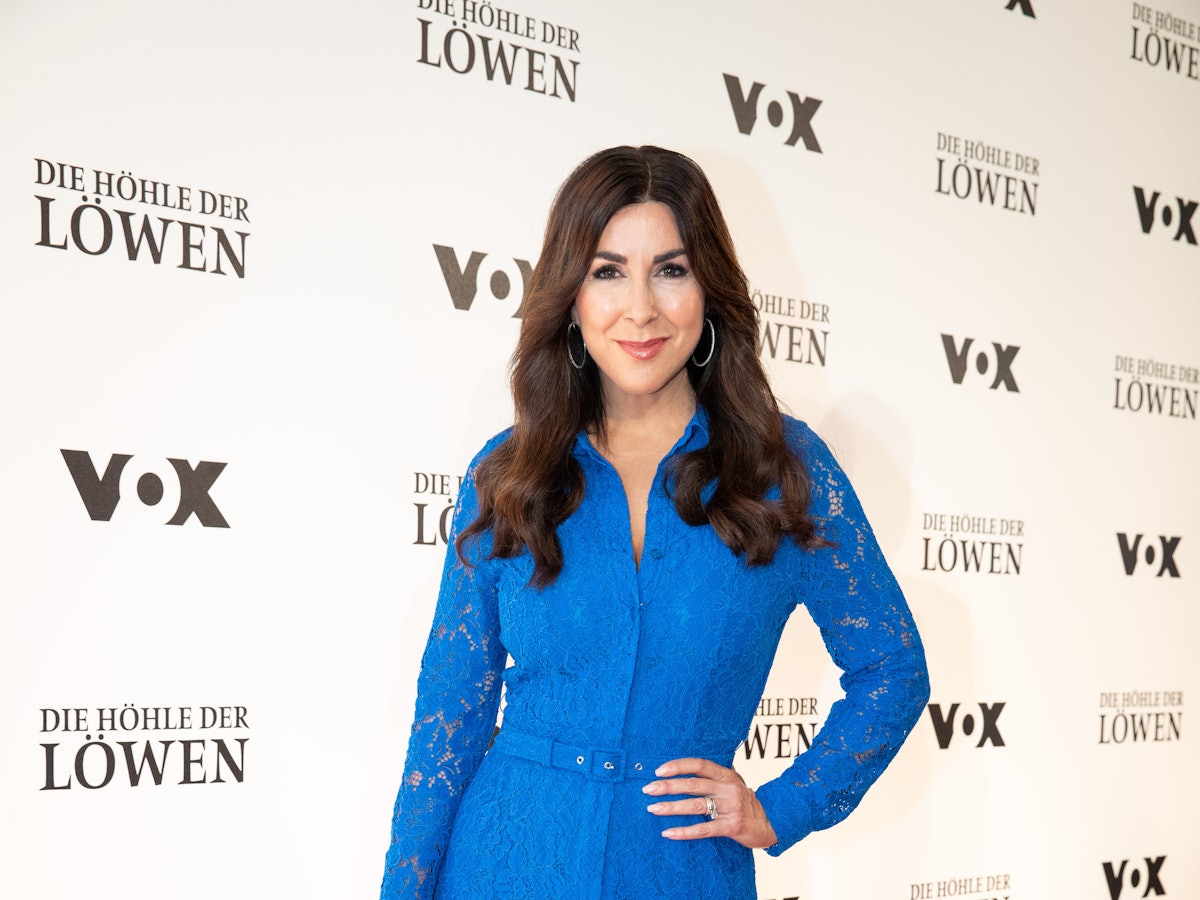 Judith Williams steht bei einem Fototermin für „Die Höhle der Löwen“ auf dem roten Teppich.