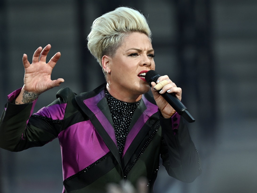 US-Sängerin Pink singt bei einem Konzert mit dem Mikro in der Hand.