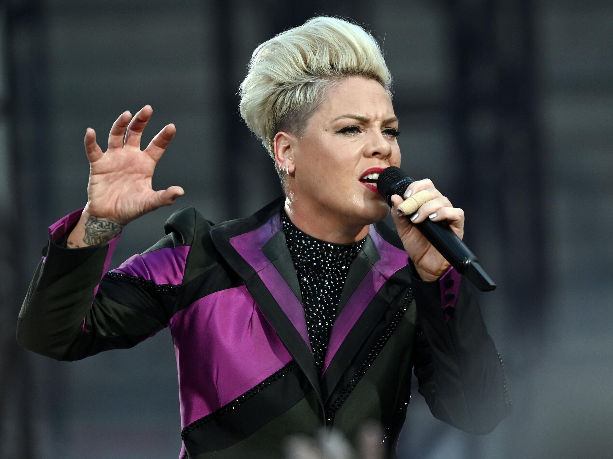 US-Sängerin Pink singt bei einem Konzert mit dem Mikro in der Hand.