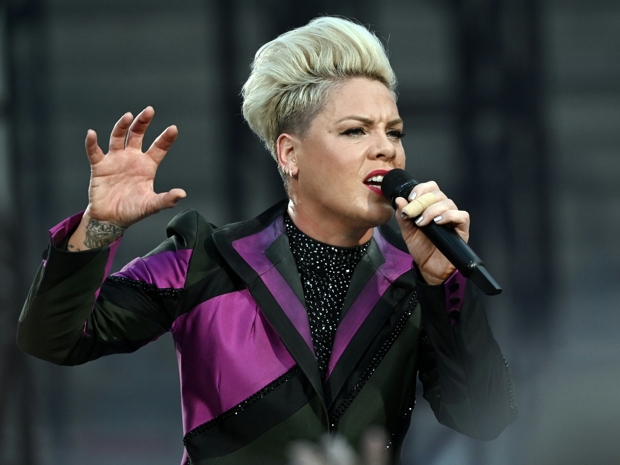 US-Sängerin Pink singt bei einem Konzert mit dem Mikro in der Hand.