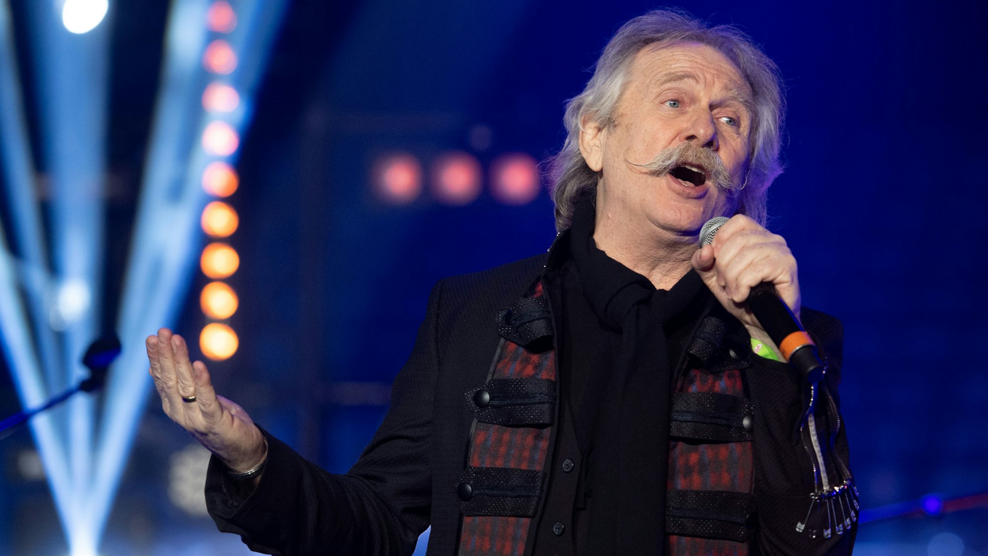 Sänger Henning Krautmacher singt auf der Bühne der Lanxess-Arena