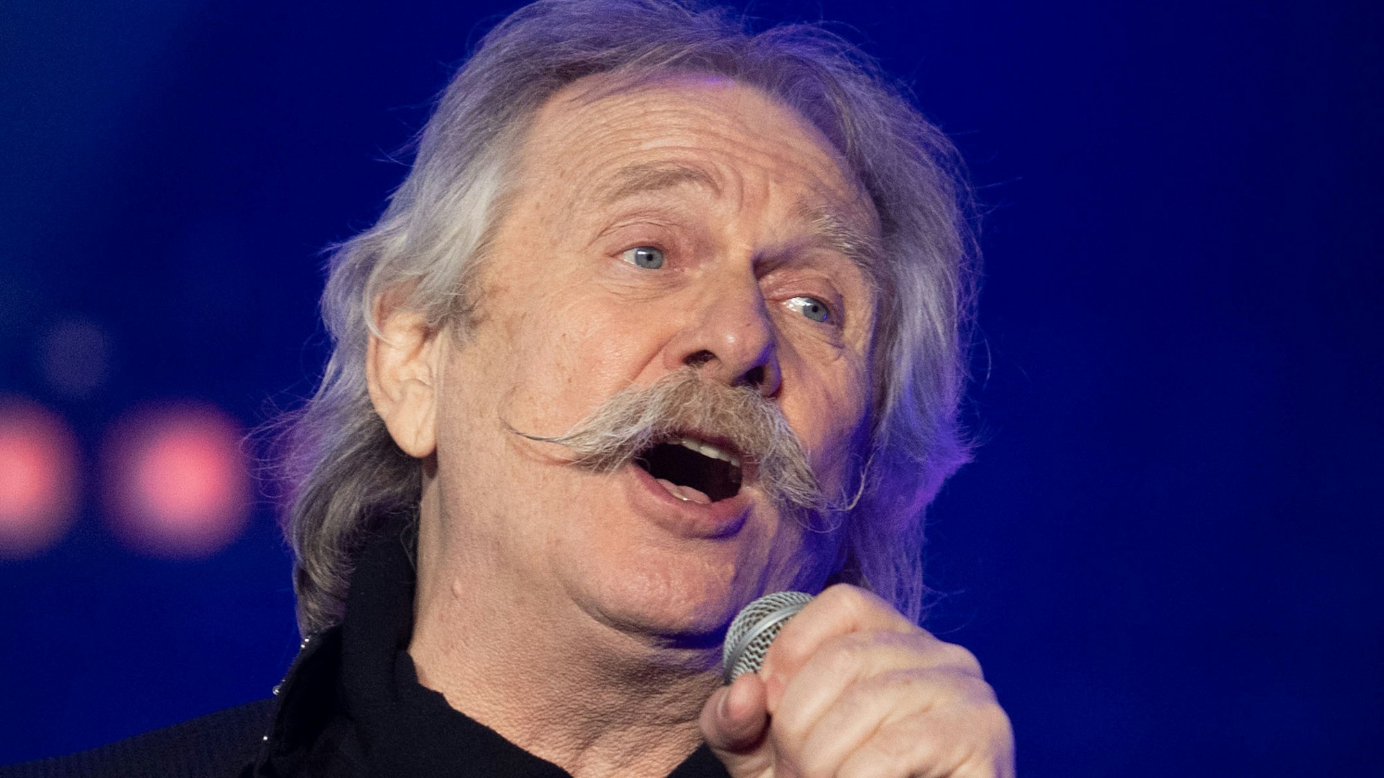 Sänger Henning Krautmacher steht mit seiner Band „Höhner“ auf der Bühne.