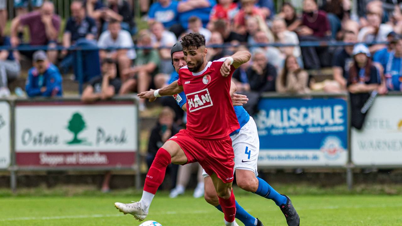 Instagram-Star Nader El-Jindaoui kickt für den Berliner AK im Testspiel beim FC Hansa Rostock.