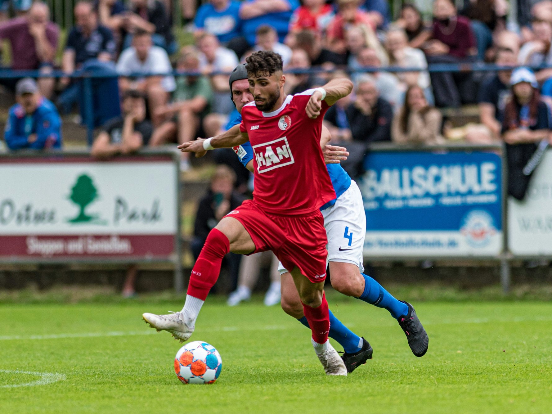 Instagram-Star Nader El-Jindaoui kickt für den Berliner AK im Testspiel beim FC Hansa Rostock.