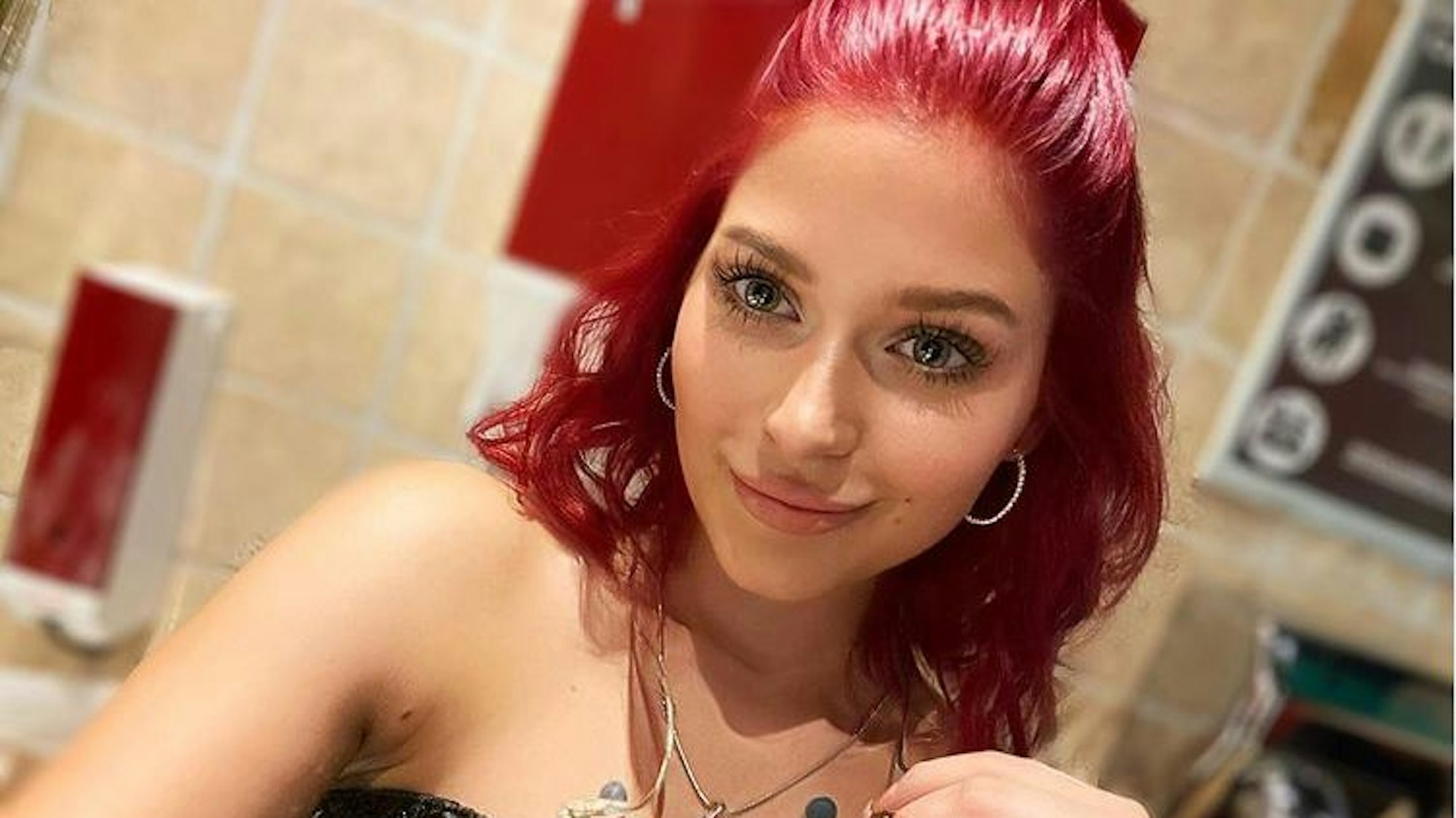 Marie Reim lächelt am 23. Juli 2021 auf einem privaten Selfie in die Kamera. Das Foto postete sie auf ihrer Instagram-Seite