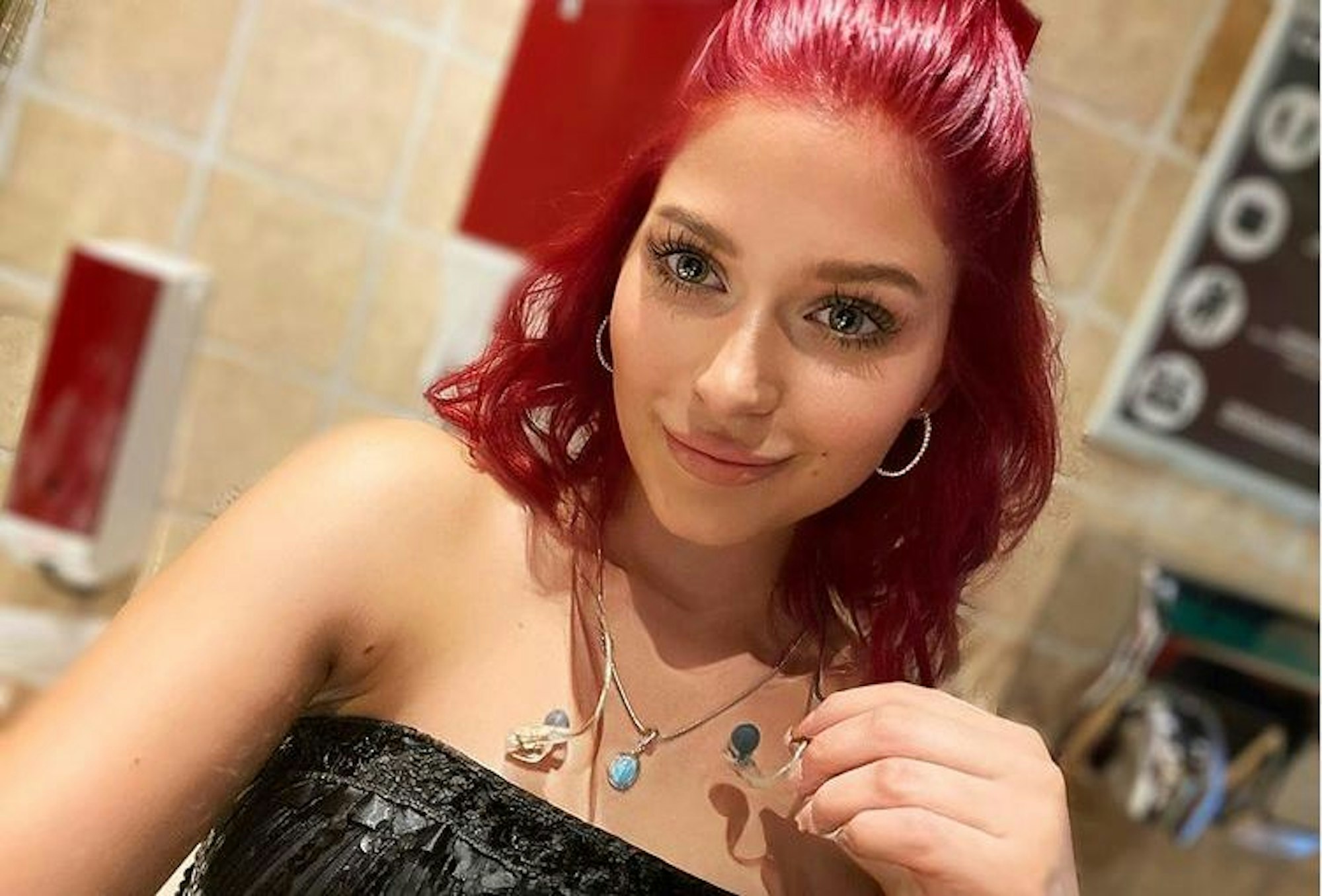 Marie Reim lächelt am 23. Juli 2021 auf einem privaten Selfie in die Kamera. Das Foto postete sie auf ihrer Instagram-Seite