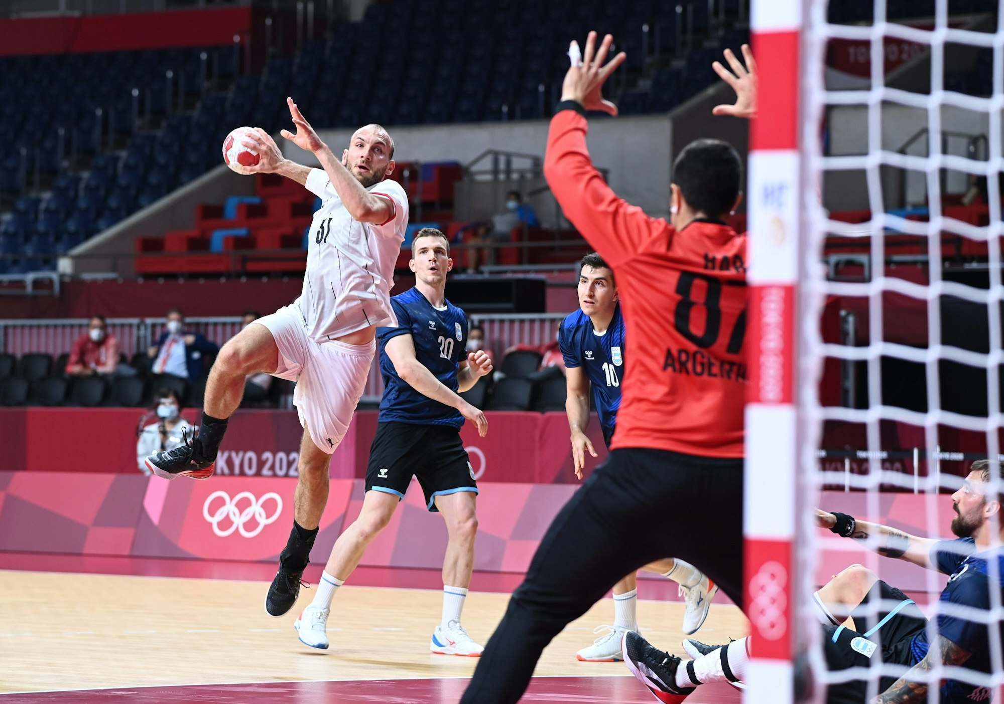 Marcel Schiller steht in der Luft und holt zum Wurf aus.