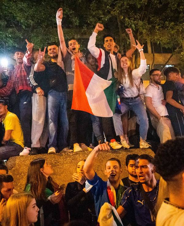 Italienische Fans feiern auf dem Hohenzollernring den EM-Sieg Italiens