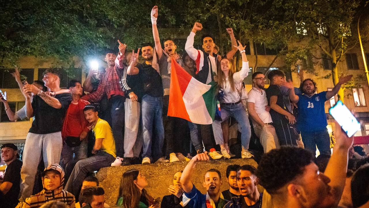 Italienische Fans feiern auf dem Hohenzollernring den EM-Sieg Italiens