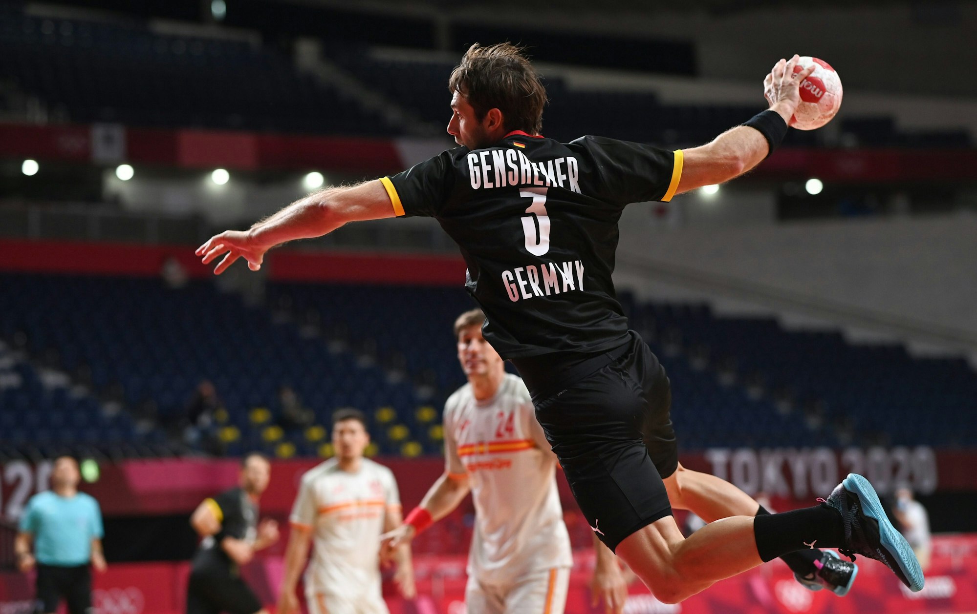 Uwe Gesnheimer in der Wurfbewegung in der Luft.