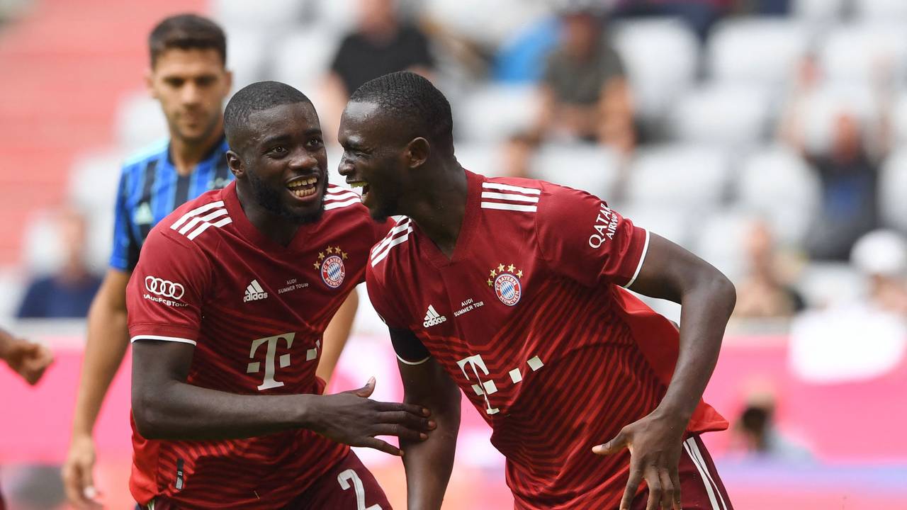 Bayern Münchens neuer Verteidiger Dayot Upamecano jubelt mit Tanguy Nianzou (r.).