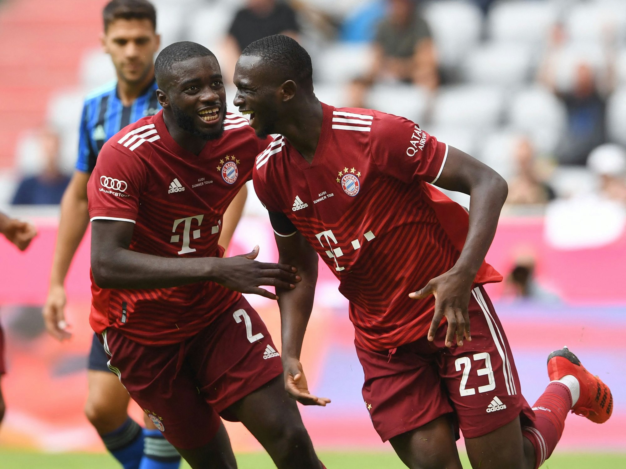 Bayern Münchens neuer Verteidiger Dayot Upamecano jubelt mit Tanguy Nianzou (r.).