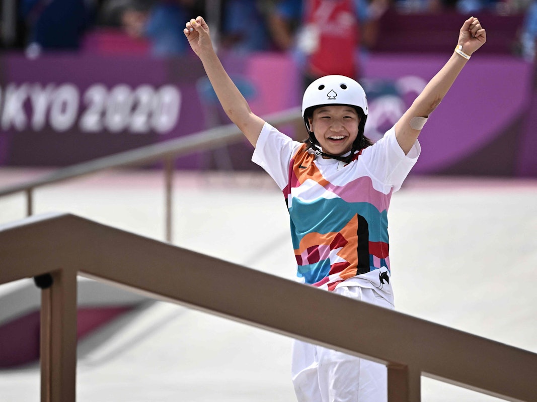 Die Japanerin Momiji Nishiya streckt die Arme zum Jubeln in die Höhe.