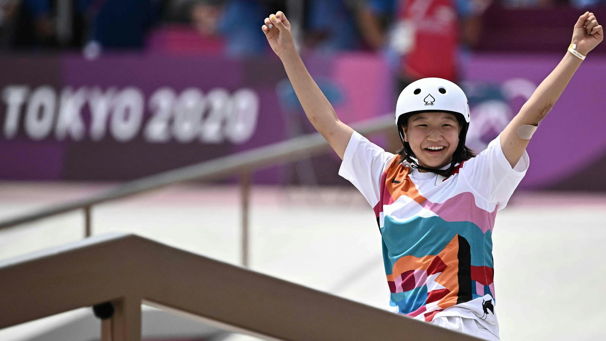 Die Japanerin Momiji Nishiya streckt die Arme zum Jubeln in die Höhe.