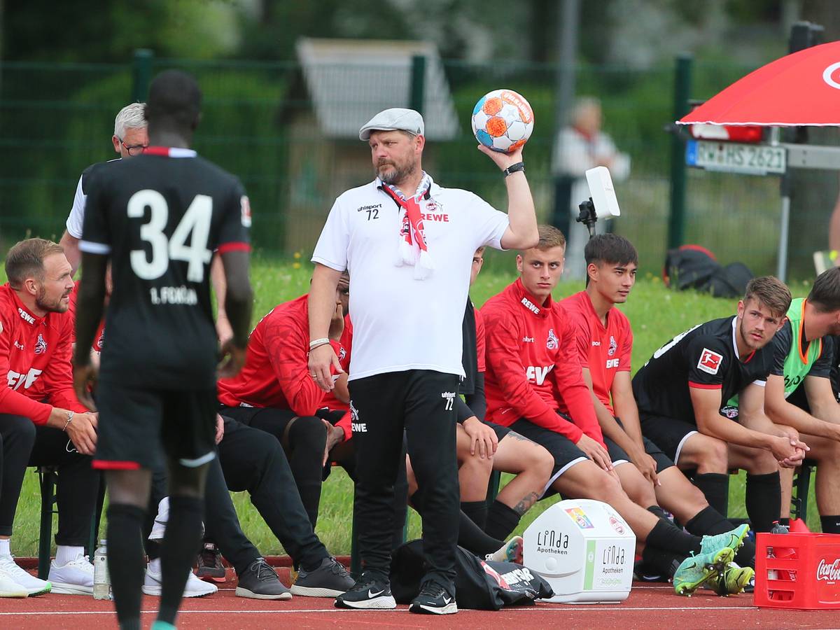 Steffen Baumgart steht beim Testspiel gegen die SV Elversberg an der Seitenlinie.