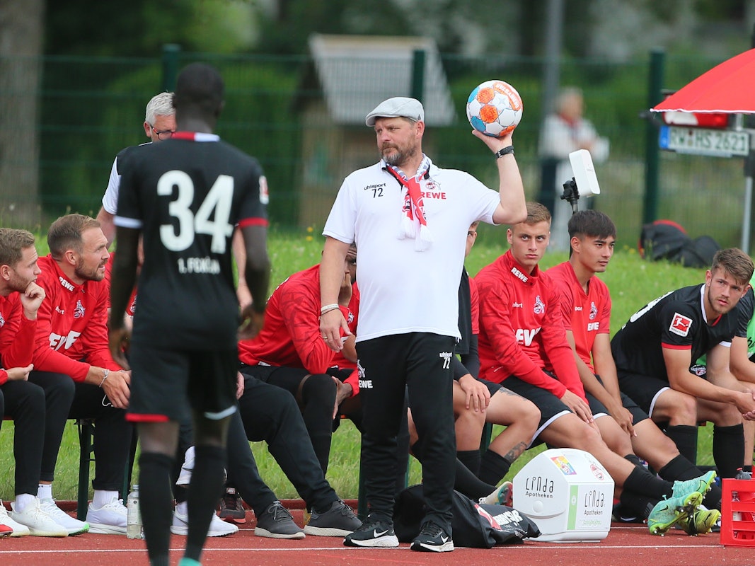 Steffen Baumgart steht beim Testspiel gegen die SV Elversberg an der Seitenlinie.