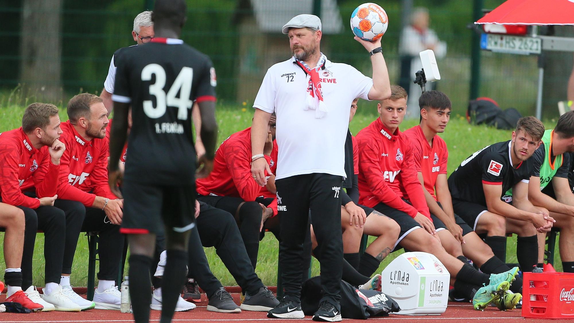 Steffen Baumgart steht beim Testspiel gegen die SV Elversberg an der Seitenlinie.