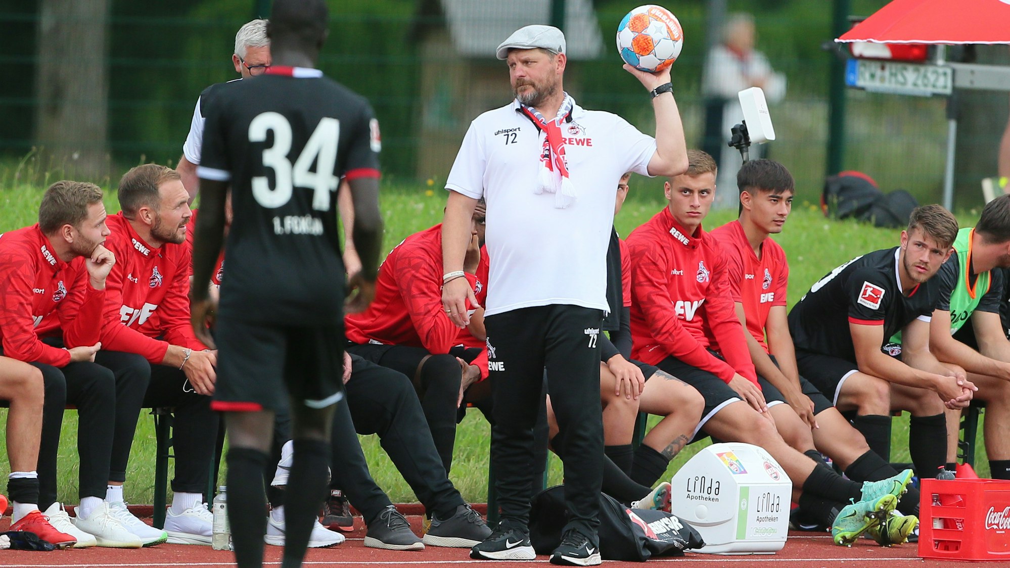 Steffen Baumgart steht beim Testspiel gegen die SV Elversberg an der Seitenlinie.
