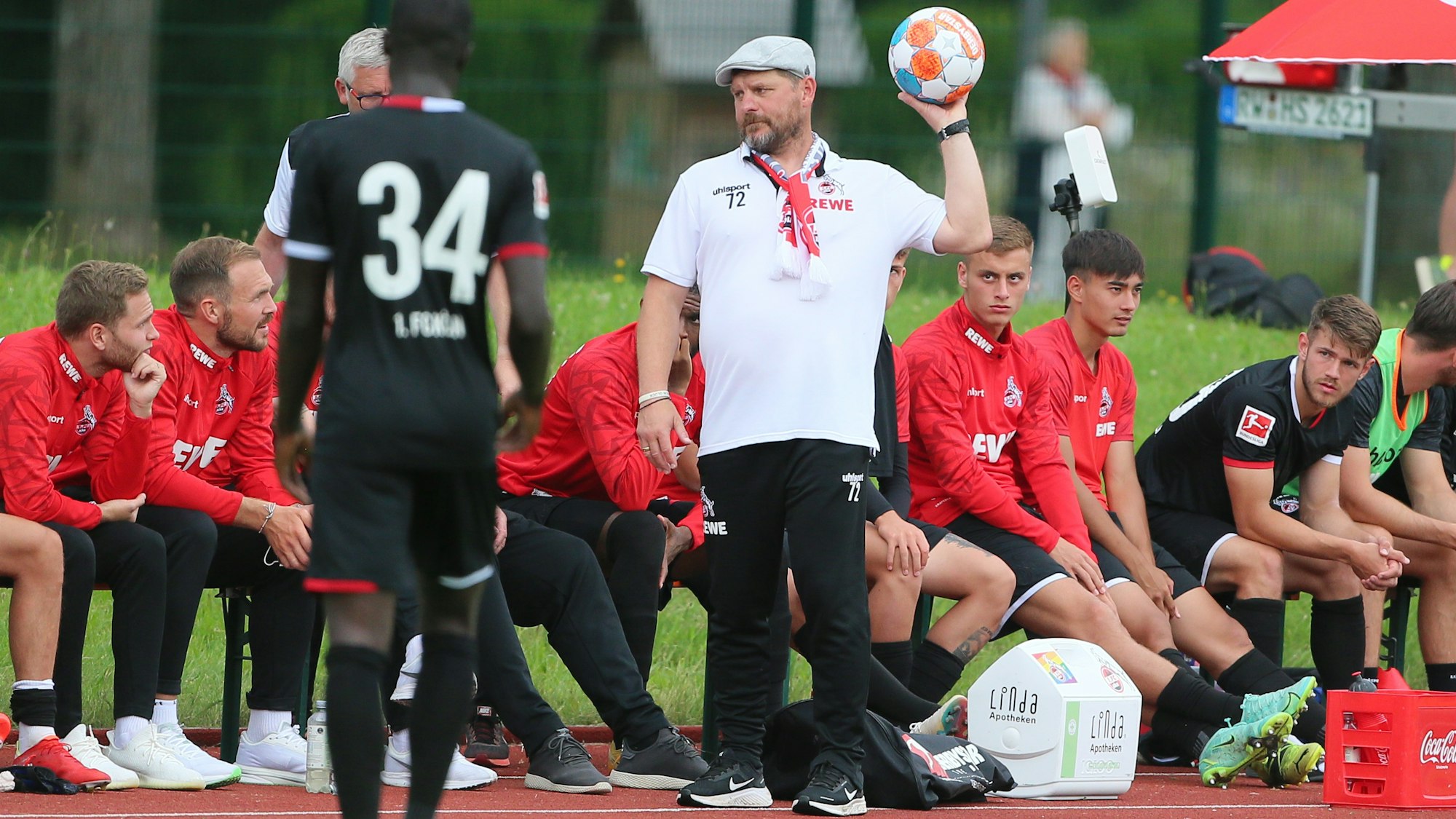 Steffen Baumgart steht beim Testspiel gegen die SV Elversberg an der Seitenlinie.