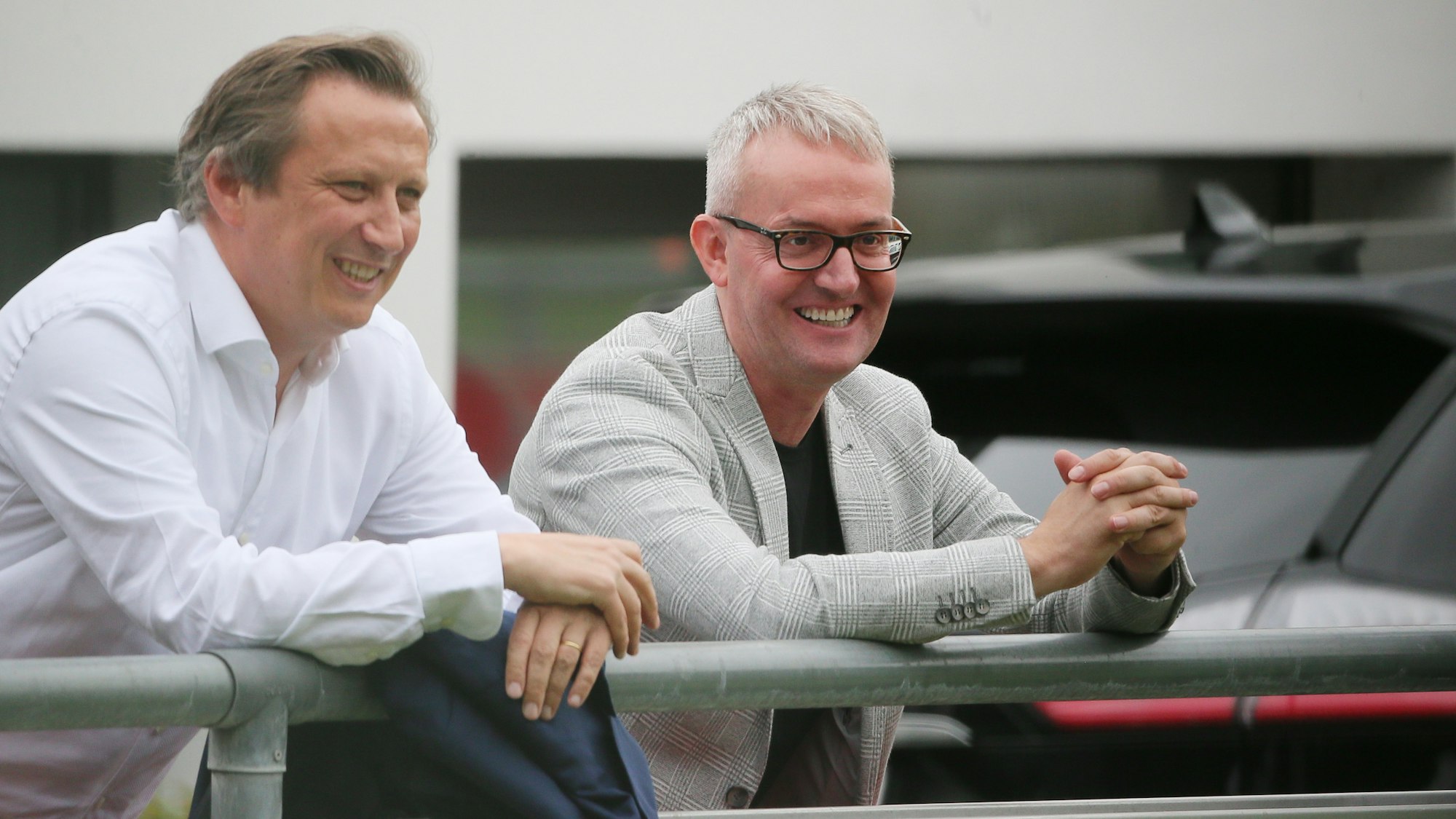 REWE-Boss Lionel Souque (l.) und FC-Geschäftsführer Alexander Wehrle stehen am Geißbockheim.