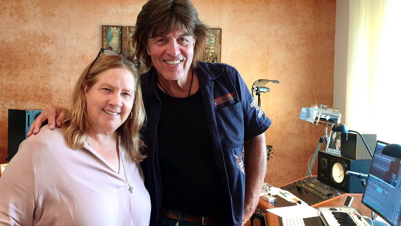 Ralf Rudnik hält Schlager-Sängerin Kathy Kelly im Tonstudio im Arm.