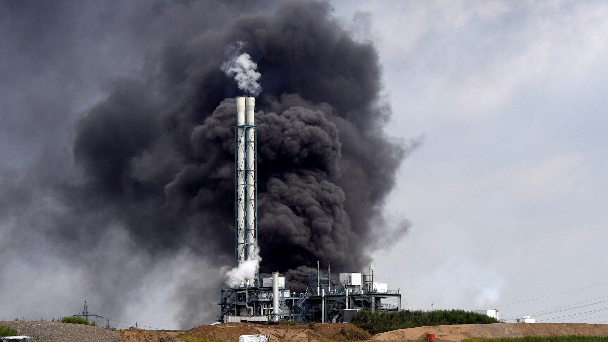 Eine schwarze Rauchwolke quillt nach der Explosion am 27. Juli im Leverkusener Chempark aus den Trümmern der Müllverbrennungsanlage.