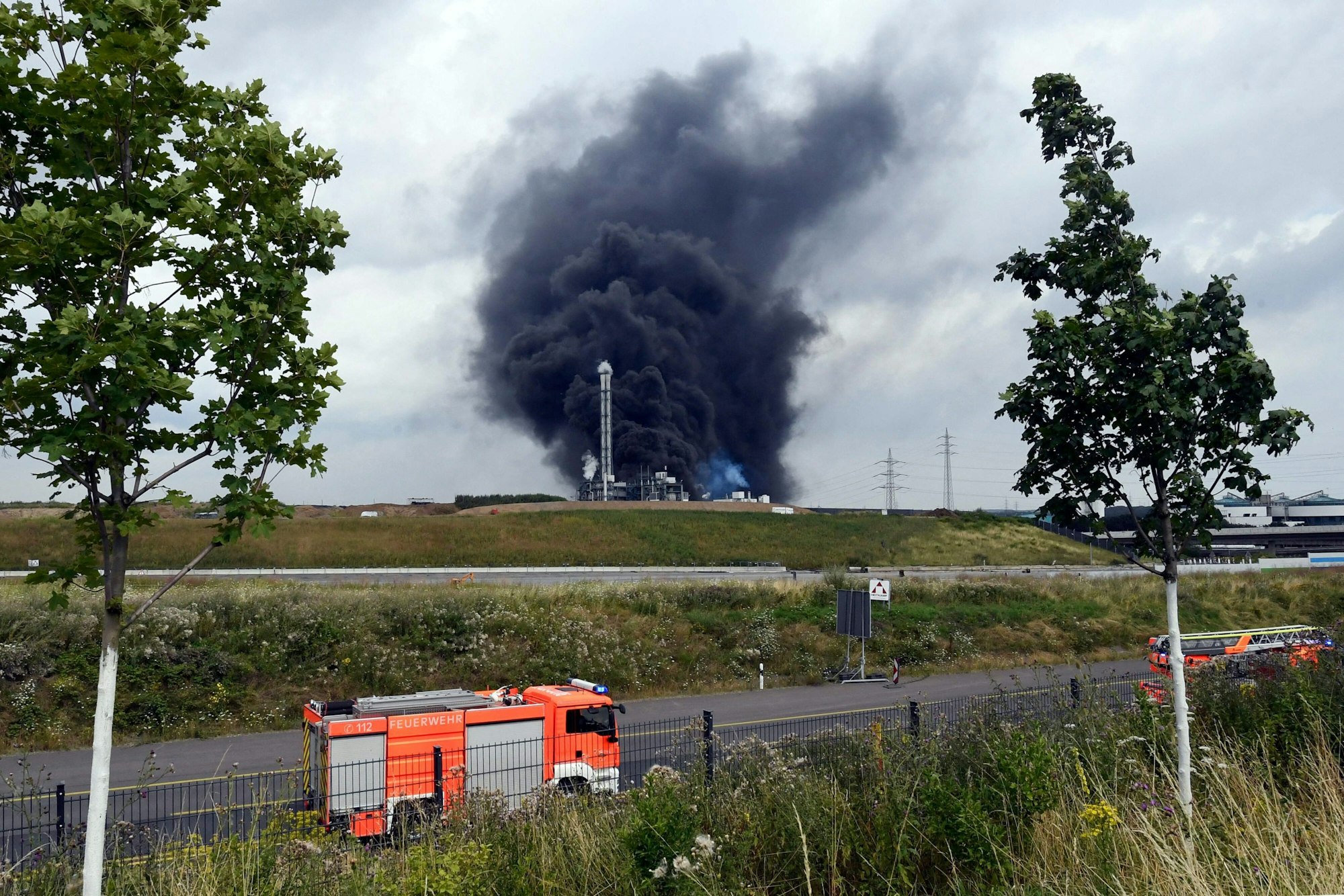 Die Rauchwolke über dem Leverkusener Chempark zog auch über die Stadtgrenzen hinaus.