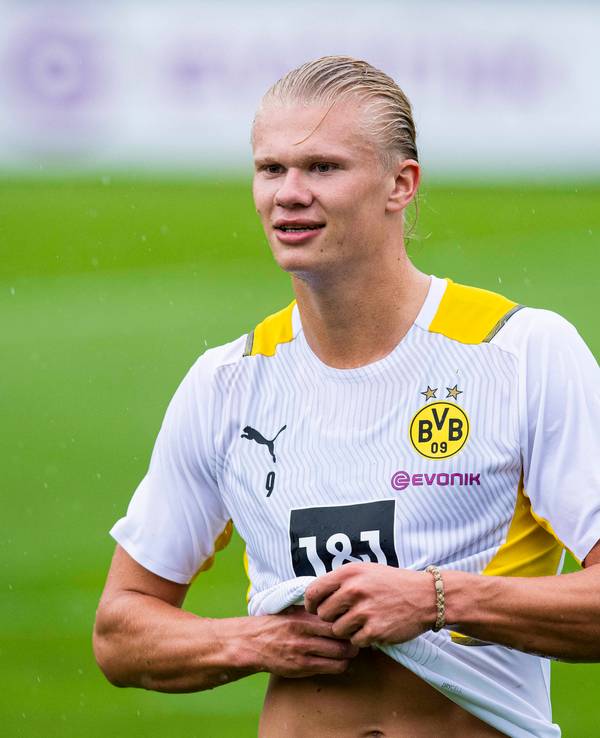 Erling Haaland steht auf dem Trainingsplatz