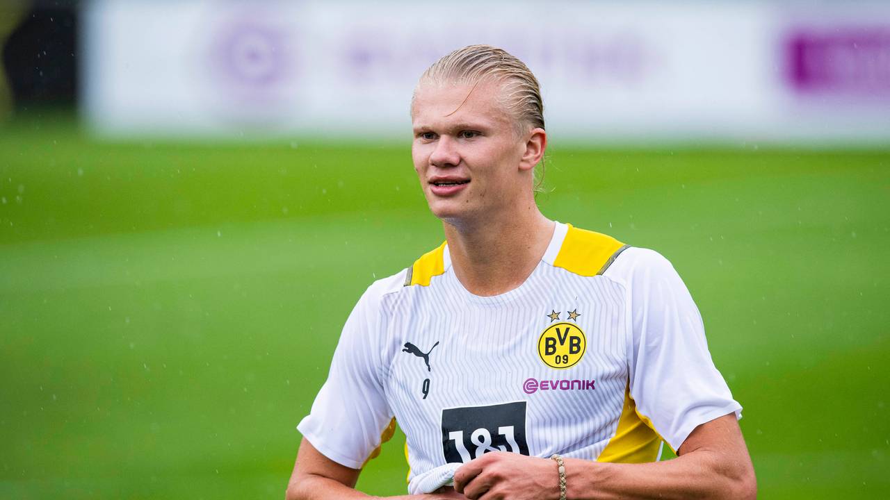 Erling Haaland steht auf dem Trainingsplatz