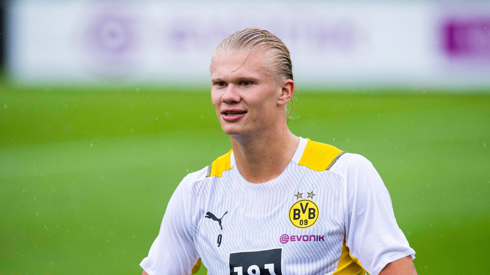 Erling Haaland steht auf dem Trainingsplatz