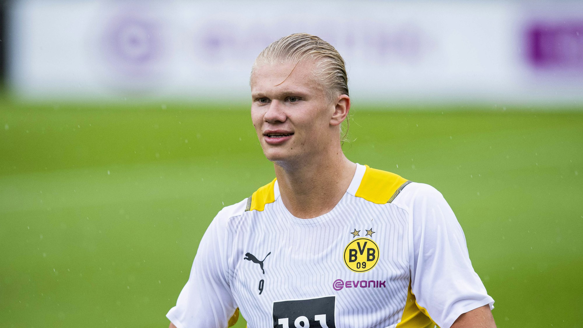 Erling Haaland steht auf dem Trainingsplatz