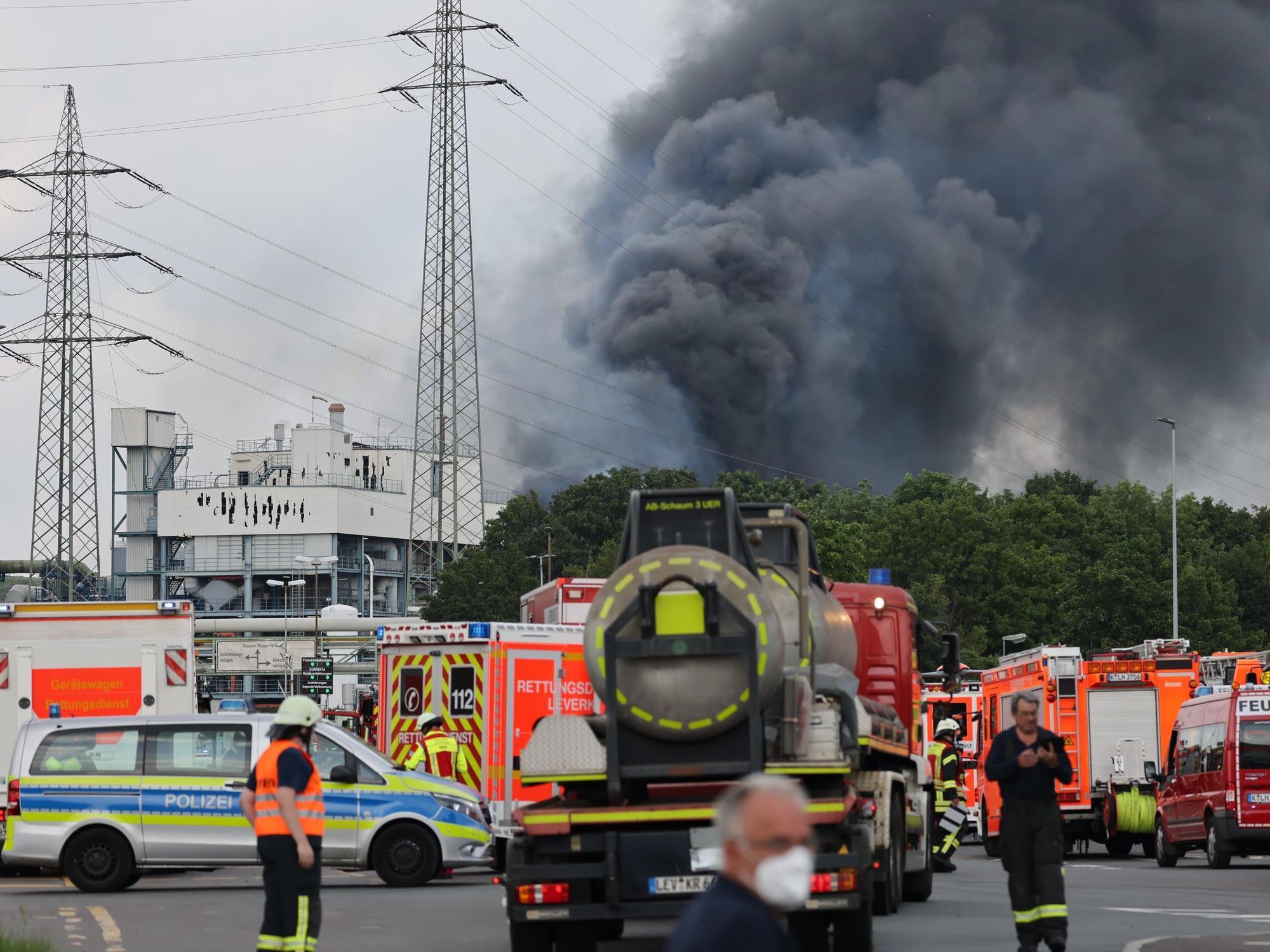 Hunderte Einsatzkräfte vor dem Chempark-Gelände in Leverkusen-Bürrig nach einer Explosion am Dienstagmorgen (27. Juli)